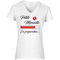 T-shirt femme Col V Petite Merveille en Préparation... Cadeau D'amour